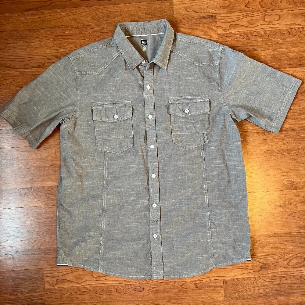 REI brand short sleeved Men's size XL button down shirt